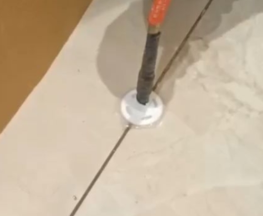 卫辉瓷砖空鼓维修公司专业解答瓷砖在铺贴过程中，如果没有涂抹均匀到位的粘结材料（如水泥砂浆或瓷砖胶），可能会导致以下问题
