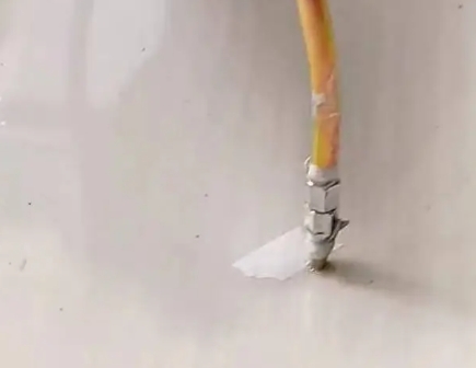 卫辉瓷砖空鼓维修公司专业解答在瓷砖铺贴过程中，如果使用的砂料过粗（如全部使用了粗砂），可能会导致以下问题