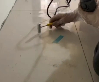 卫辉瓷砖开裂维修公司专业分享瓷砖在铺贴前如果没有沥干水分，将会导致以下问题